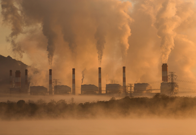 immagine di centrali a carbone e conseguente inquinamento dell'aria