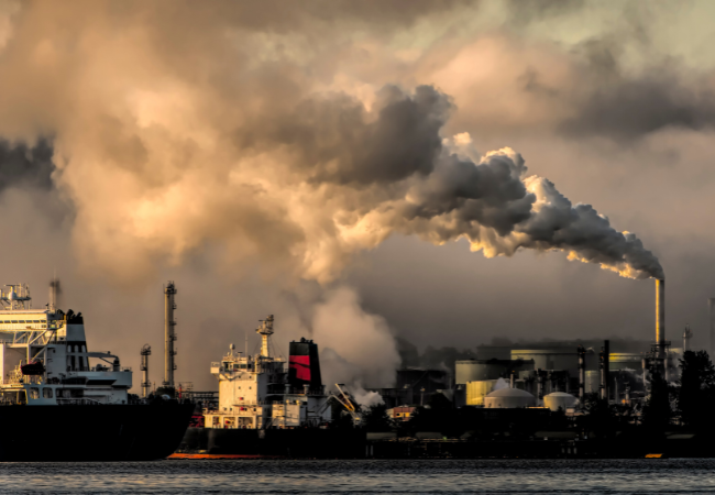 foto di inquinamento dell'aria dovuto a fabbriche e cantieri