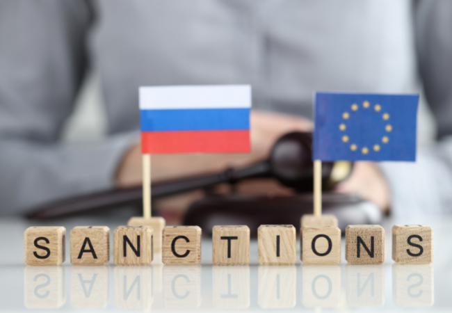 bandere dell'UE e della Russia, cubetti con scritta "sanctions"