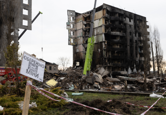 Immagine che mostra un edificio in Ucraina distrutto dai bombardamenti