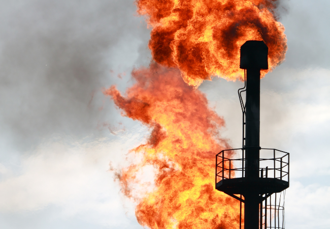 Immagine che mostra la pratica del bruciare il gas naturale estratto.