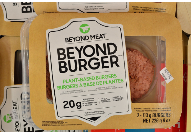 foto che mostra alcuni prodotti Beyond Meat tra cui un Beyond Burger