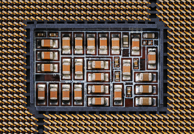 immagine che mostra la struttura di un microchip da vicino