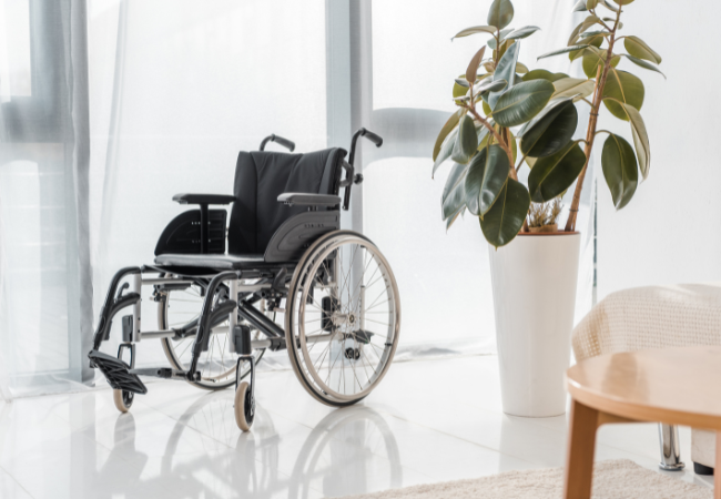 foto dell'interno di una casa di cura per anziani, sedia a rotelle