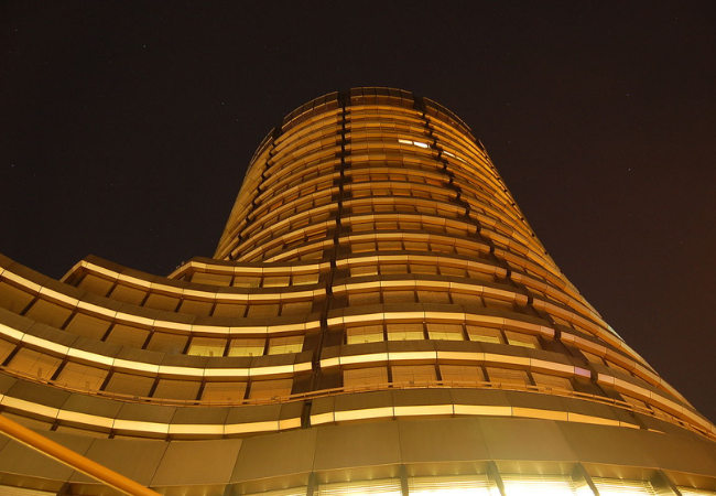 foto della sede del BIS di Basilea scattata di notte con il palazzo illuminato