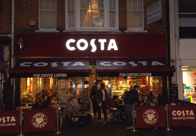 immagine di un Costa Coffee visto dalla strada