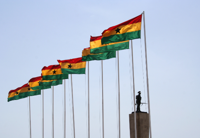 bandiere del Ghana, foto in lontananza di un soldato