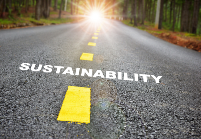 immagine di strada asfaltata con scritta "sustainability"