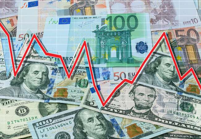 andamento di grafico finanziario posto su immagini di differenti valute