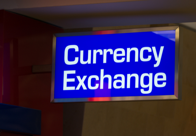 Immagine di un'insegna con scritto "Currency Exchange".