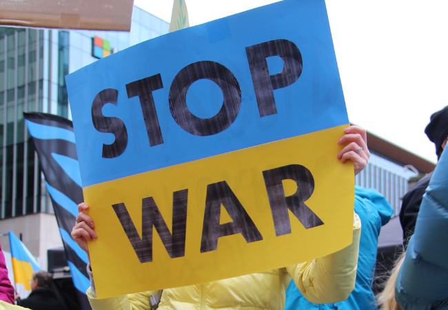 Immagine di un cartello con i colori dell'Ucraina e con la scritta "STOP WAR".