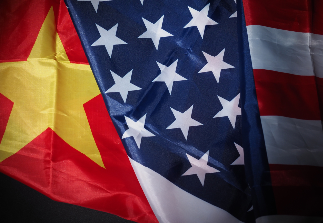 Immagine della bandiera cinese e statunitense.