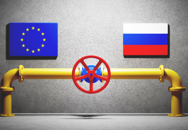 bandiere della Russia e dell'UE, foto di un gasdotto