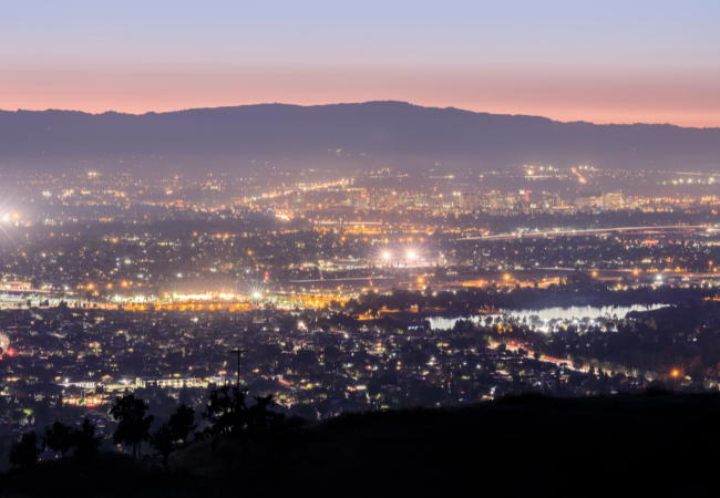 Immagine delle luci notturne della Silicon Valley.
