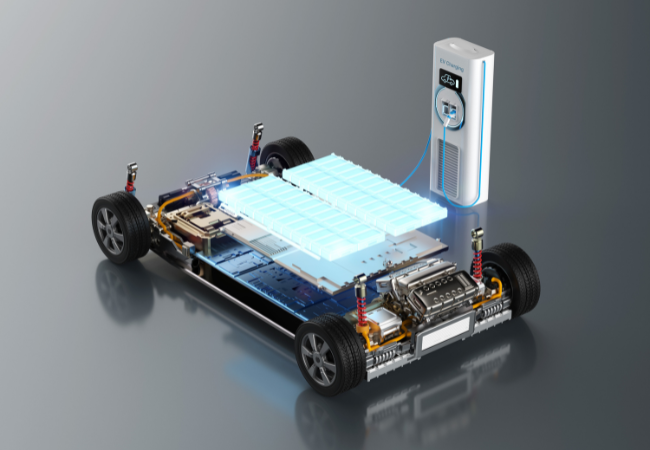 Immagine di una batteria di un auto elettrica che viene caricata con una colonnina.
