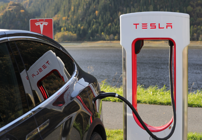 immagine di auto elettrica Tesla in carica