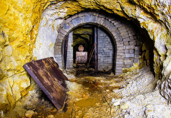 immagine di una miniera di uranio abbandonata