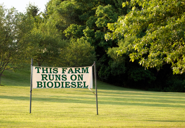 immagine di un cartello che indica che la fonte di energia dell'azienda agricola è il biodiesel