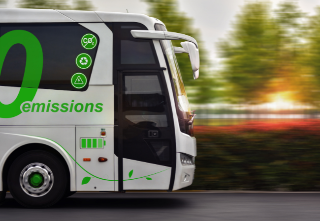 immagine di autobus a emissioni zero con natura nello sfondo