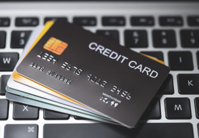 immagine di carte di credito su computer portatile