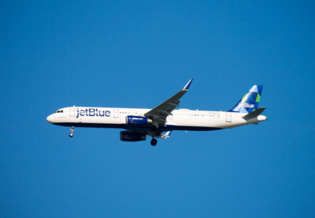 immagine di aereo JetBlue in volo