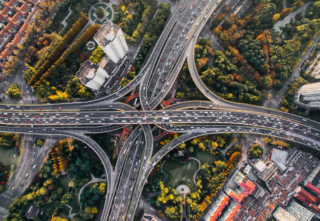immagine di infrastruttura autostradale nel paesaggio urbano