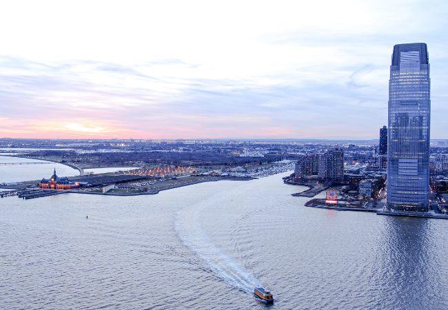 fotografia aerea di Jersey City con l'edificio di Goldman Sachs al tramonto