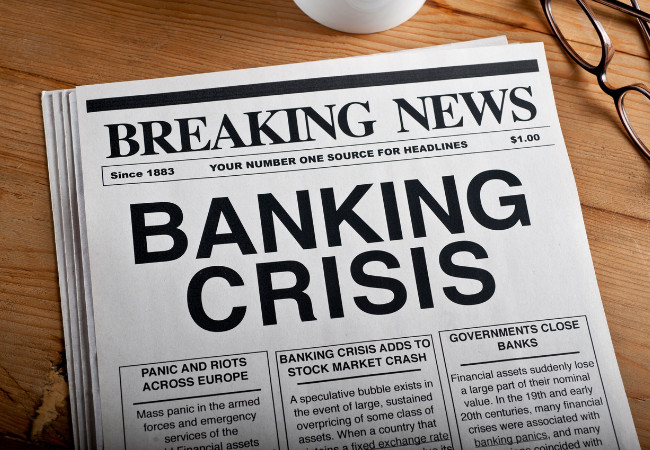 Immagine che mostra un giornale con scritto "BREAKING NEWS BANKING CRISIS"