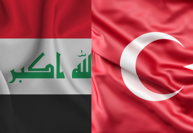 Immagine della bandiera irachena e di quella turca.