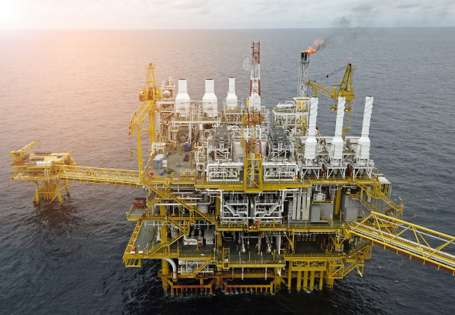 Immagine di una piattaforma in mare per l'estrazione di gas naturale e petrolio 