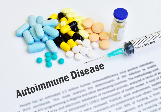 Immagine con siringhe e varie pillole e la scritta "Autoimmune Disease".