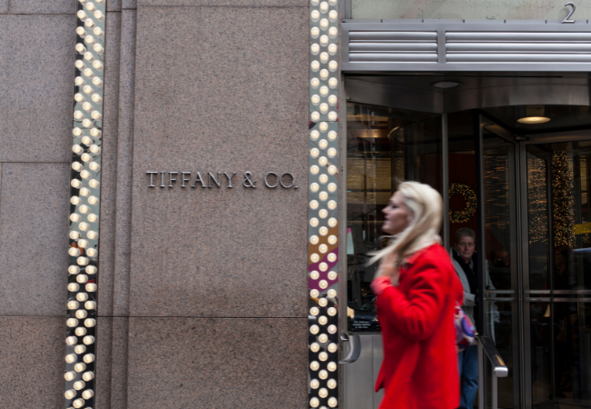negozio di Tiffany&Co, ragazza vestita di rosso