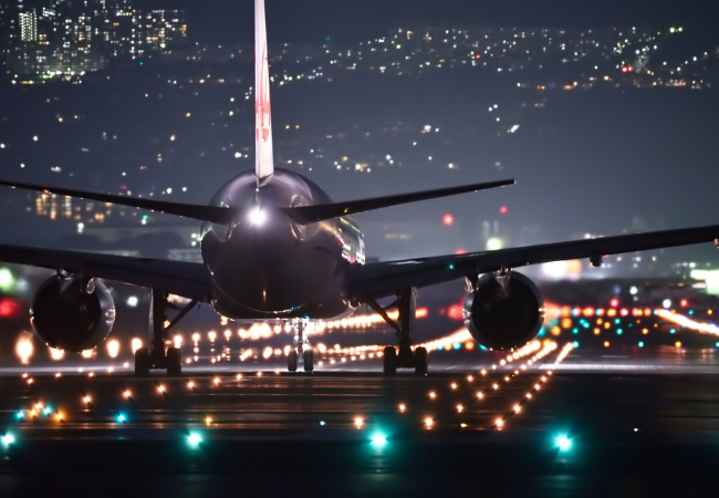 foto di un aeroporto di notte