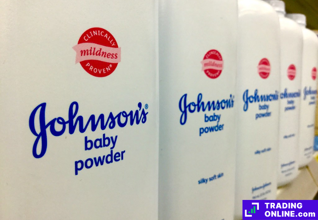 foto della baby powder di johnson & johnson su uno scaffale di supermercato