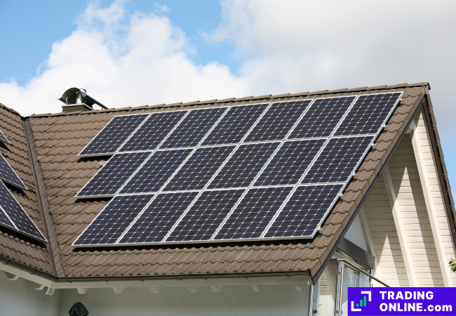 foto del tetto di una casa con pannelli fotovoltaici in evidenza
