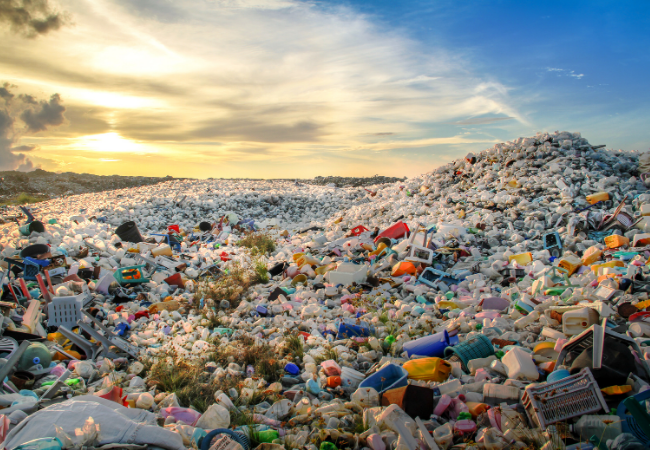 immagine di discarica di rifiuti di plastica