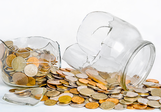 immagine di barattolo in vetro con monete rotto, rappresentazione simbolica di crollo del sistema bancario