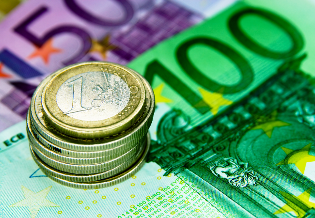 immagine di banconote e monete di euro