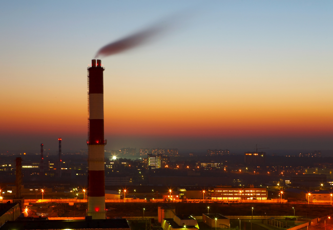 immagine di centrale a carbone fumante al tramonto