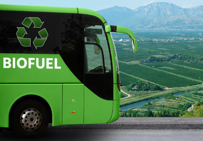 immagine di autobus verde con su la scritta biofuel