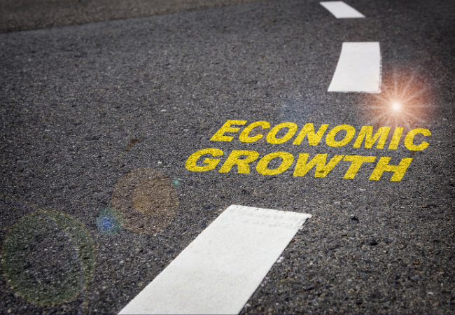 immagine di strada con scritta "crescita economica" sull'asfalto