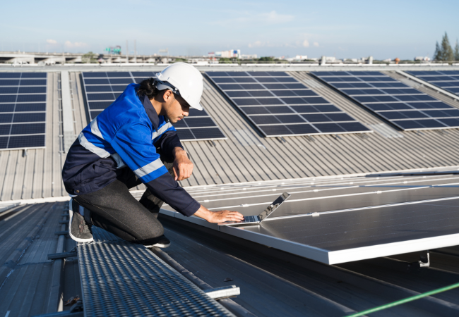 immagine di ingegnere su un tetto con pannelli solari