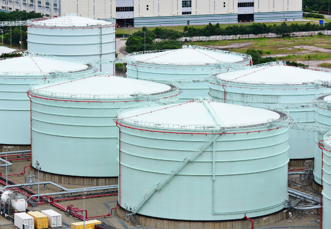 L'immagine mostra dei silos all'interno dei quali viene conservato petrolio