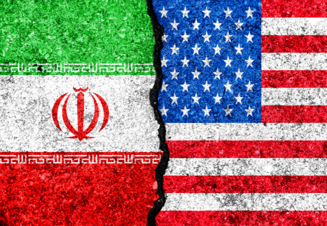 Immagine divisa a metà dalle bandiere dell'Iran e degli Stati Uniti.