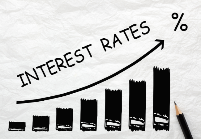 Immagine di un grafico a colonne che aumenta nel tempo con sopra scritto "INTEREST RATES".