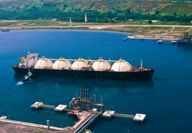 Immagine di una petroliera al porto.