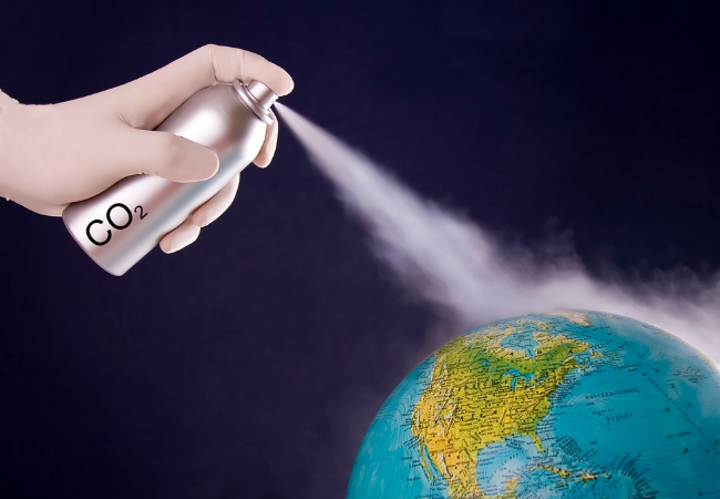 immagine di mano che spruzza CO2 da una bomboletta spray su un globo terrestre