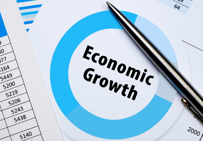 immagine di fogli con numeri e grafici con su scritto "crescita economica"