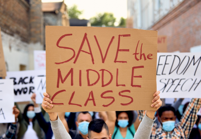 Immagine di una persona che regge un cartello con scritto "SAVE the MIDDLE CLASS".