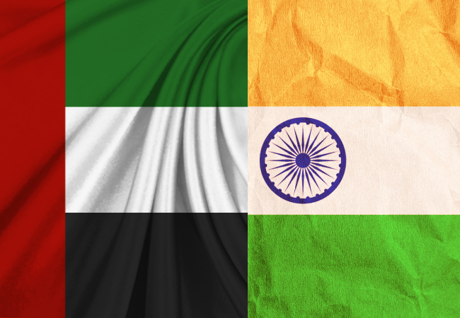 Immagine che rappresenta accostate la bandiera indiana e quella degli Emirati Arabi Uniti.